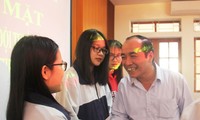 Lãnh đạo Sở GD&ĐT Hà Tĩnh chúc mừng học sinh. 
