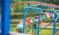 ảnh: Học sinh chơi tàu lượn ở Khu du lịch Đảo Ngọc Xanh khiến 3 em Trường THPT Đông Anh thương vong (Minh hoạ). 