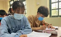 Quay lại trường học, nhiều địa phương yêu cầu học sinh đeo khẩu trang phòng dịch. 