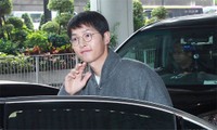 Song Joong Ki trông khác lạ ngỡ ngàng sau đám cưới