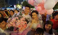 Cầu thủ Duy Mạnh cầu hôn bạn gái trên phố đi bộ ngay đầu năm mới