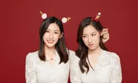 Cặp chị em sinh đôi tốt nghiệp Harvard làm MC truyền hình