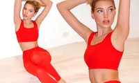 Elsa Hosk khoe đường cong &apos;gây mê&apos; khi ở nhà giữa mùa dịch
