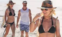 Vợ &apos;Thần Sấm Thor&apos; mặc bikini dạo biển cùng chồng bất chấp dịch COVID-19