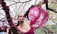 Bella Hadid mặc váy cúp ngực thả dáng cực gợi cảm