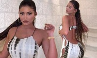 &apos;Hot mom&apos; Kylie Jenner diện bodysuit khoe trọn đường cong
