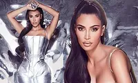 Kim Kardashian thả dáng &apos;đồng hồ cát&apos; với bodysuit ánh kim