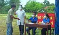 Đoàn thanh niên xã Hòa Phú hỗ trợ người dân khai báo y tế