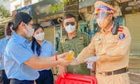 Tuổi trẻ Thủ đô tiếp sức chiến sĩ Công an chống dịch