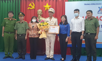 Trung ương Đoàn tặng Huy hiệu Tuổi trẻ dũng cảm cho cán bộ Công an cứu 4 người đuối nước
