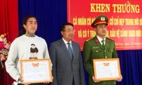 Khen thưởng chàng trai nhặt rác và đại úy trả lại 300 triệu cho người đánh rơi