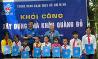 Khởi công xây dựng nhà Khăn quàng đỏ, thăm và tặng quà đồng bào dân tộc thiểu số