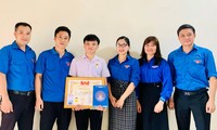 Trao Huy hiệu Tuổi trẻ dũng cảm cho nam sinh cứu người đuối nước