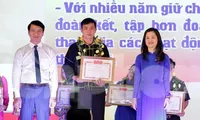Anh Nguyễn Ngọc Lương, Bí thư TƯ Đoàn (bìa trái) và Bí thư Tỉnh Đoàn Lạng Sơn (bìa phải) trao thưởng cho thanh niên tiên tiến -Ảnh: Duy Chiến 