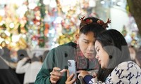 Phố lên đèn, giới trẻ Hà thành &apos;lên đồ&apos; check in không gian Giáng sinh rực rỡ