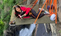 Thót tim cô gái Việt treo dây ngủ qua đêm giữa vách đá dựng đứng