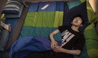Tranh cãi trào lưu Gen Z nằm dài trên giường cả ngày
