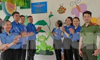 Hân hoan tham gia công trình phúc lợi xã hội. Ảnh: Duy Chiến 
