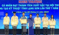 Tặng Bằng khen cho các cá nhân xuất sắc. Ảnh: Duy Chiến 