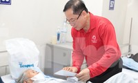 Ban tổ chức Chủ Nhật Đỏ trao quà bệnh nhân hoàn cảnh khó khăn tại Viện Huyết học