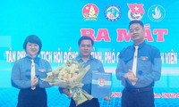 Anh Lô Văn Toản (giữa) nhận Quyết định và hoa của lãnh đạo Tỉnh Đoàn Lạng Sơn. (ảnh: Duy Chiến)
