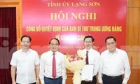 Lãnh đạo tỉnh Lạng Sơn tặng hoa chúc mừng ông Nguyễn Hoàng Tùng.