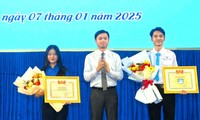 Bí thư T.Ư Đoàn trao bằng khen cho học sinh và sinh viên tỉnh Bạc Liêu