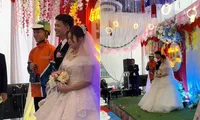 Giữa đám cưới ở Hà Nội, shipper mang đến đơn hàng khiến cả hôn trường bật cười