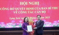 Bà Đoàn Thị Hậu nhận Quyết định, hoa chúc mừng (ảnh: Duy chiến)