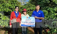 Trao vốn vay khởi nghiệp cho thanh niên Đắk Lắk