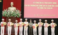 Công an tỉnh Bắc Ninh trao quyết định cho các cán bộ nghỉ hưu trước tuổi.
