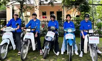 Xe ôm thanh niên Điện Biên, Sơn La đưa đón thí sinh thi tốt nghiệp THPT 2025
