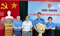 Anh Đoàn Thành Công nhận hoa chúc mừng.