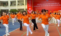 Các đại biểu đồng diễn sắc cam hưởng ứng Tháng hành động vì bình đẳng giới