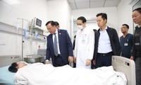 Bí thư Thành ủy Đinh Tiến Dũng thăm hỏi, động viên nạn nhân và gia đình