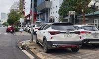 Cận Tết, vỉa hè, lòng lề đường nhiều tuyến phố tại Hà Nội lại bị chiếm dụng