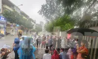 Người dân xếp hàng từ 5h sáng chờ lấy số thứ tự thực hiện thủ tục hành chính về đất đai.