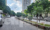 Ngang nhiên dựng chướng ngại vật, chiếm lòng đường để 'giữ chỗ' trông ô tô