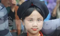 Du khách đội mưa xem quan họ ở hội Lim 