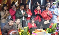 Không còn cảnh xô đẩy để xin lộc ở đền Trần