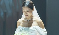 Minh Tú gắn di ảnh bố lên hoa cưới