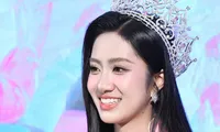 Hoa hậu Hà Trúc Linh: &apos;Mẹ ôm tôi bật khóc sau đăng quang&apos;