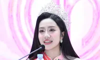 Hoa hậu Hà Trúc Linh: &apos;Nhiều bạn học người dân tộc thiểu số nhắn tin chúc mừng tôi&apos;