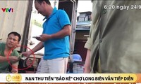 Các PV ghi lại hình ảnh thu tiền bảo kê tại chợ Long Biên. Ảnh cắt clip VTV