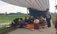 Người dân chặn xe rác ngày 2/7. Ảnh: Lê Quân