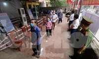Cử tri đi bầu lại tại xã Tráng Việt. Ảnh: Hoàng Mạnh Thắng