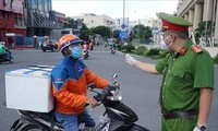 Các shipper hoạt động giao hàng trong những ngày qua. Ảnh minh họa