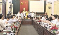 Phó Bí thư Thành ủy Nguyễn Văn Phong tặng hoa chúc mừng ông Lê Thanh Nam