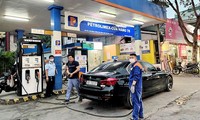 Lực lượng QLTT Hà Nội kiểm tra việc bán xăng dầu tại các cây xăng