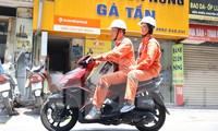 Nhân viên điện lực dùng loa kéo đi từng phố kêu gọi người dân tiết kiệm điện